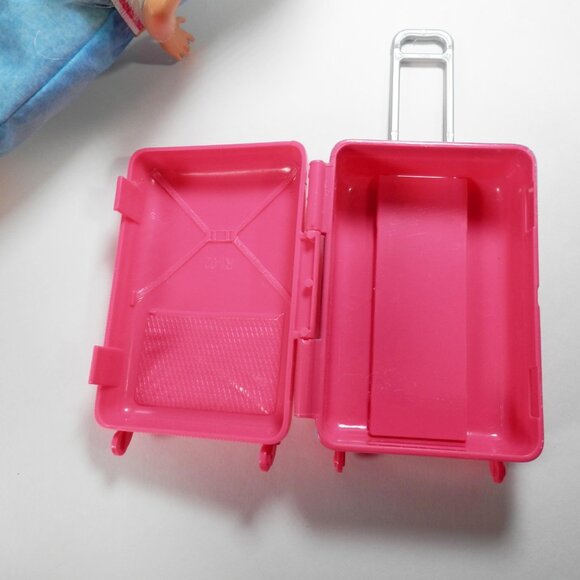 2018 Barbie Travel Themed Doll With Pink Suitcase Backpack Neck Pillow FWV25 - Picture 11 of 11